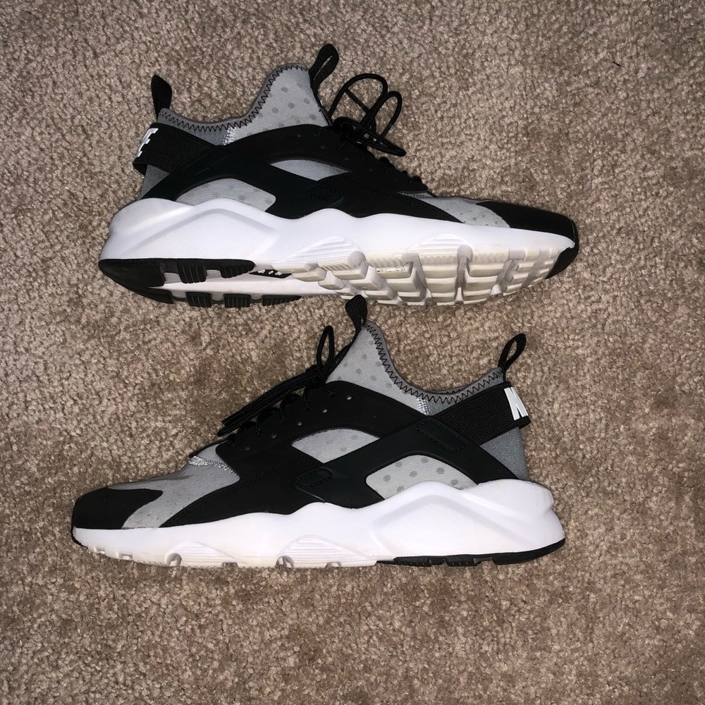 NIKE HUARACHES